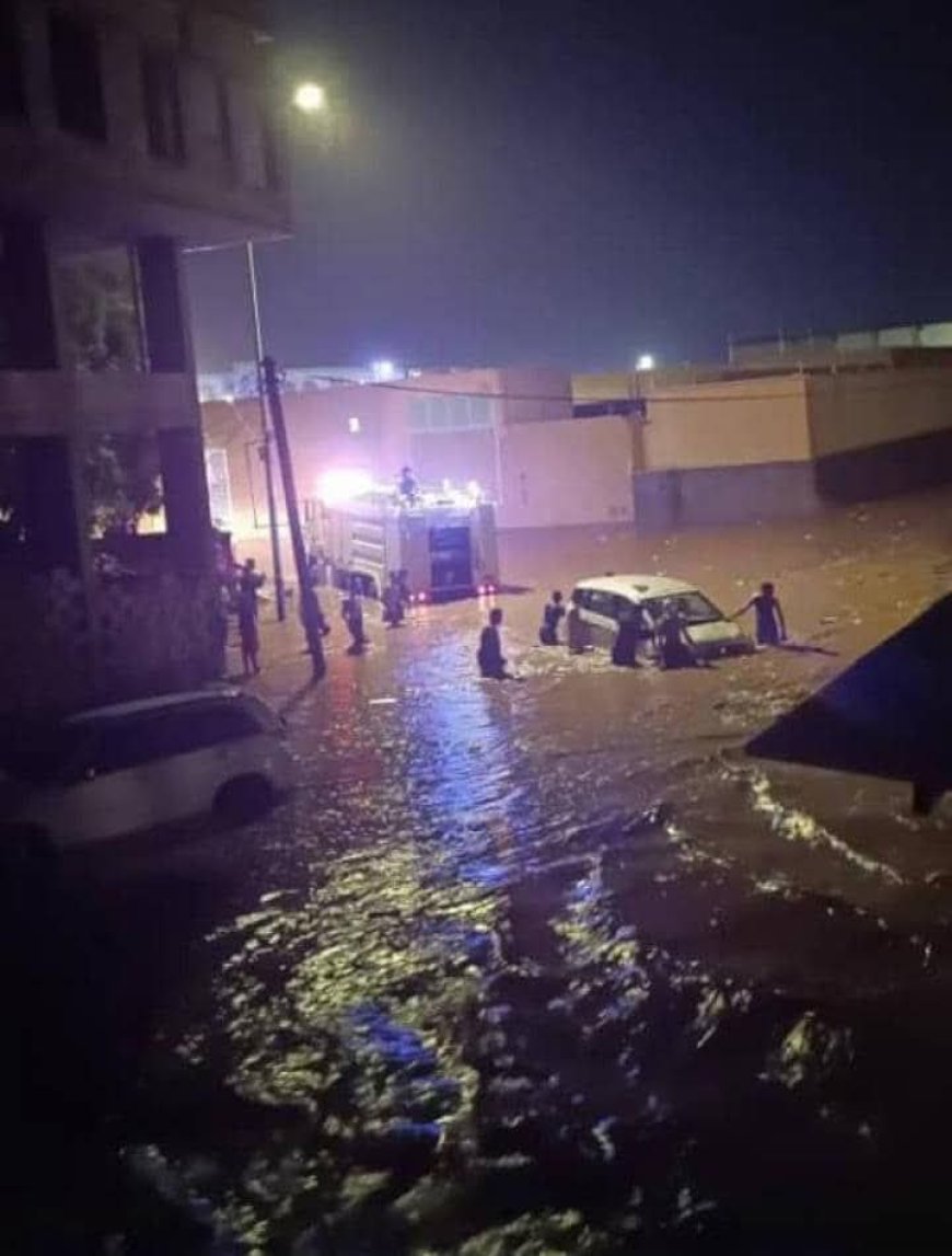 عاجل: فيما مواطنون يهرعون لإنقاذهم..سيول الأمطار تغمر وتحاصر سيارات  بجانب مستشفى عدن في صيرة(صورة أولية)