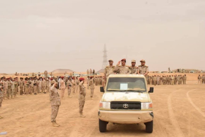 وزير الدفاع يتفقد المنطقة العسكرية السادسة في الجوف..