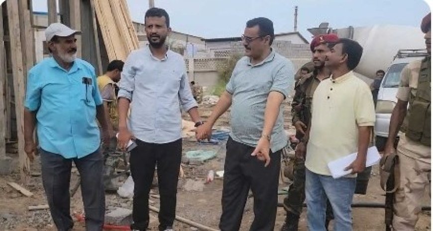 مدير عام المنصورة يتفقد أعمال المرحلة الثانية لمشروع بناء صالة لنادي أهلي عدن...