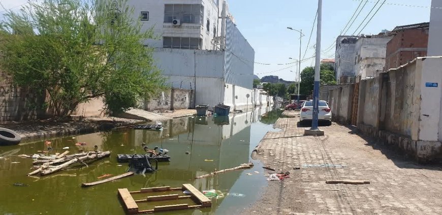 طفح المجاري تُحاصر مقار عدد من منظمات الأمم المتحدة في عدن (صورة)
