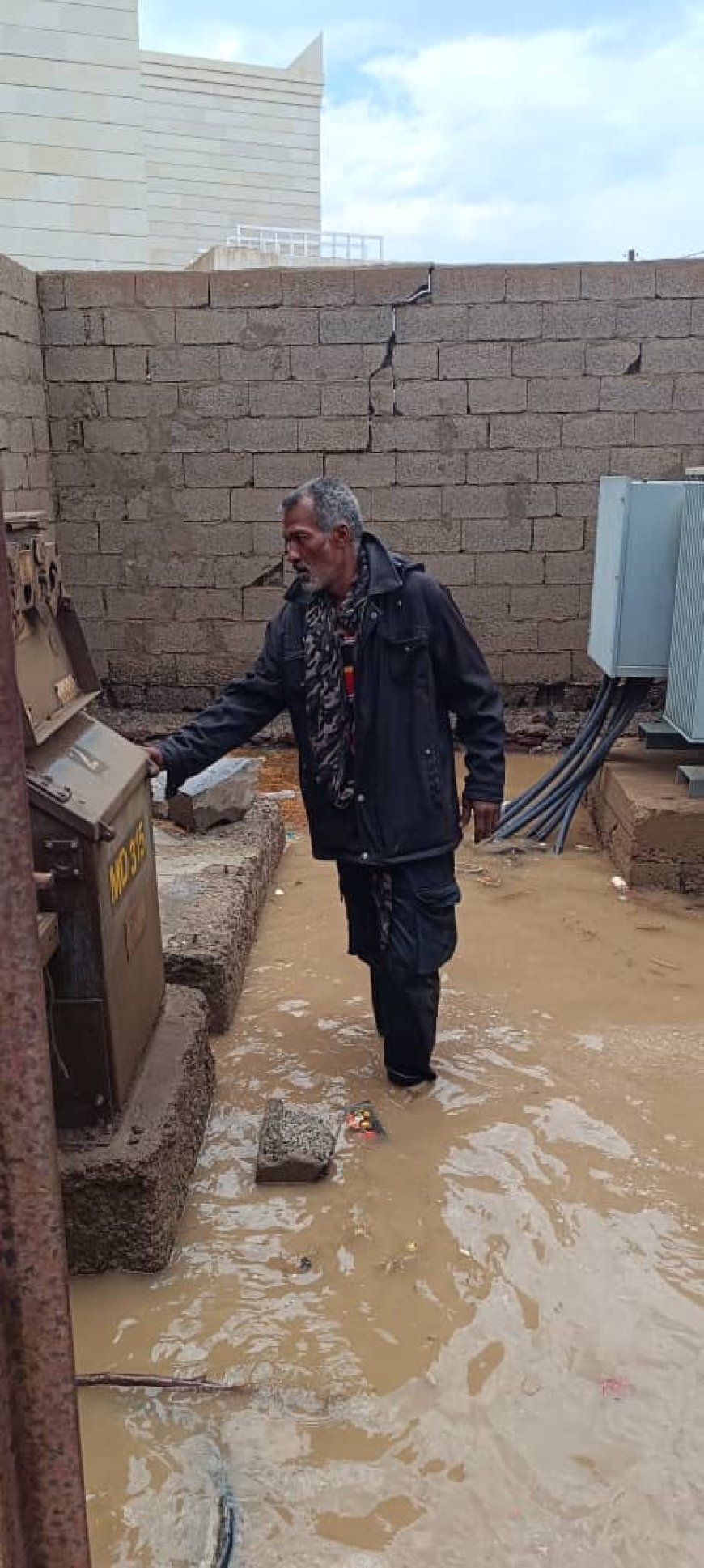 عاجل:غرق محول كهرباء في الممدارة يهدد حياة المواطنين والمطالبات تتصاعد بتدخل عاجل