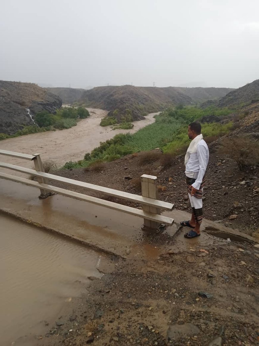 مدير صيانة لحج يتفقد أضرار الجسور والطرقات جراء السيول الجارفة