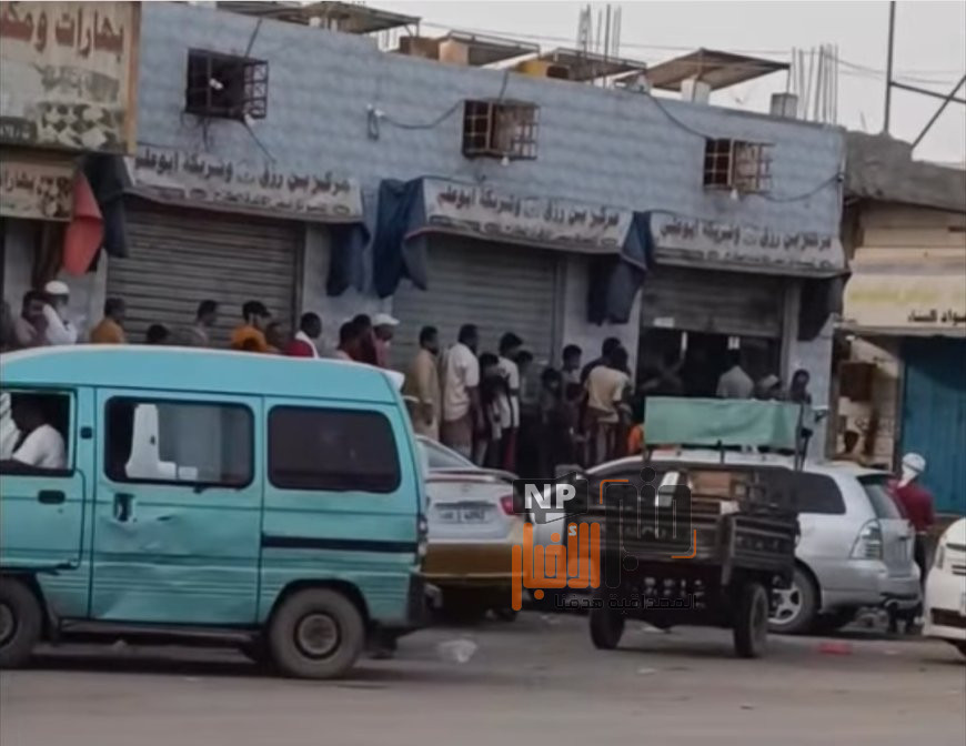 طوابير لشراء البيض بالشيخ عثمان في عدن(صورة)