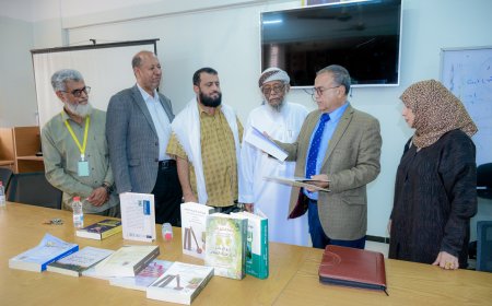 جامعة عدن تكرم الدكتور فضل اليماني وتمنحه شهادة تقديرية