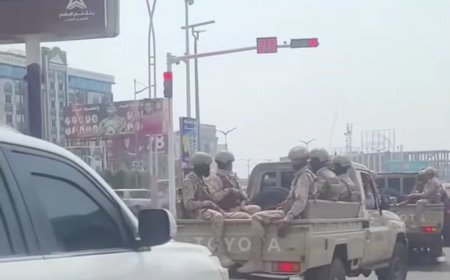 فيما وصف الاعلامي الكازمي المشهد برسالة عملية لسيادة القانون..وزير الدفاع يتوقف أمام إشارة المرور بعدن