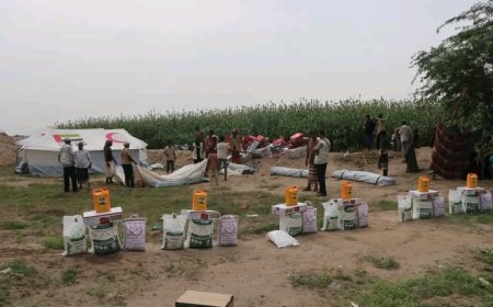 توزيع مساعدات غذائية وإيوائية للأسر المتضررة من السيول في قرية البريق بحيس...