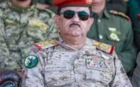 وزير الدفاع اليمني محسن محمد الداعري يُظهر نموذجاً في احترام قوانين المرور