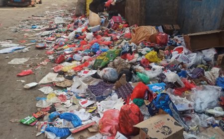 لقيادة صندوق النظافة..تكدس النفايات في صيرة بعدن يهدد صحة السكان والتلاميذ بالعدوى(صورة)