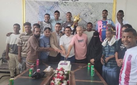 مدير عام المنصورة يكرم لاعبي كرة اليد بنادي أهلي عدن الرياضي..