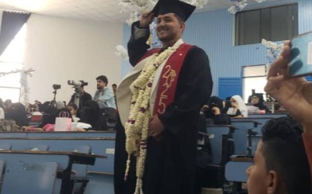 تكريم الطالب علي محمد عبدالله سعيد المعمري في حفل تخرج كلية العلوم الإدارية بجامعة تعز