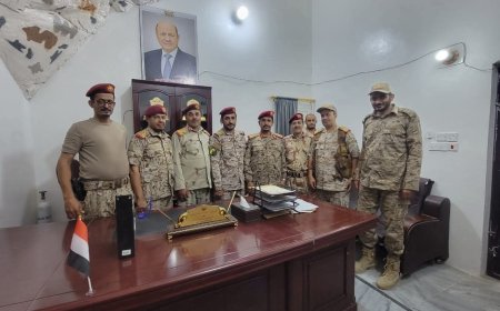 قائد المنطقة العسكرية السادسة يلتقي بخريجي القيادة والأركان ويشيد بمستوى تأهيلهم...
