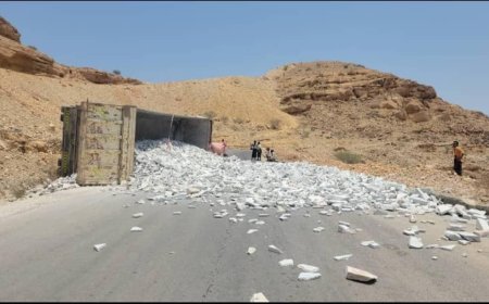 عاجل: انقلاب قاطرة محمّلة بالأحجار في عقبة "المجازة" بمحافظة شبوة(صورة أولية)