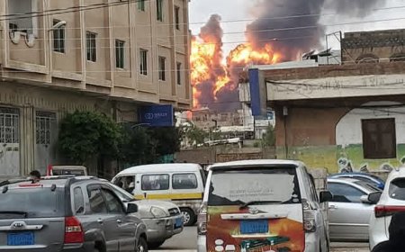 عاجل: شاهد اول صورة لمقر وزارة الداخلية عقب غارات إسرائيلية عنيفة في صنعاء