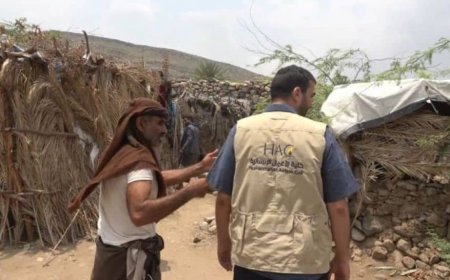 تعز.الخلية الإنسانية تواسي أسرة رضيع استشهد بقصف حوثي في مديرية مقبنه