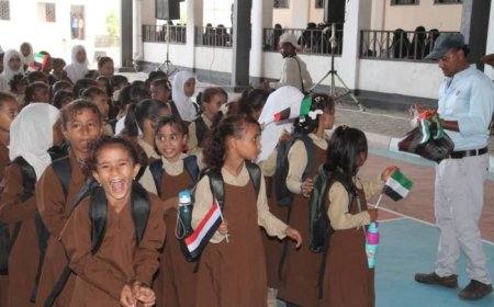 تعز .خلية الأعمال الإنسانية تدشن مشروع الحقيبة المدرسية لعدد 26 ألف طالب وطالبة في الساحل الغربي