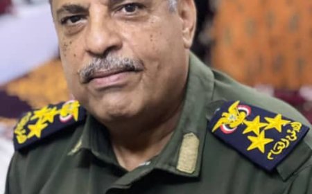 العميد فيصل مثنى يعزي العميد أديب زين السقاف نائب مدير الهجرة والجوازات- بوفاة والدته