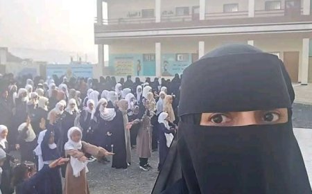 مابين مؤيد ومعارض: مديرة مدرسة بمحافظة إب تجبر الطالبات على إزالة مساحيق التجميل وتمنع الدخول بالسروايل الضيقة(إليكم تفاصيل الحادثة)