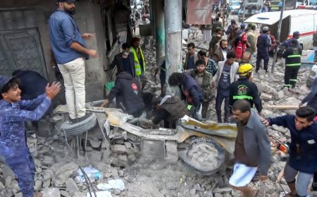 فيما الدفاع المدني يستبعد وجود أحياء..لليوم الخامس تواصل البحث عن مفقودين تحت أنقاض القصف الإسرائيلي في صنعاء