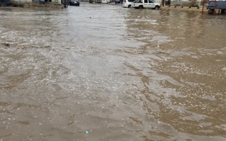 عاجل: سيول جارفة تجتاح صنعاء وهذا ماحدث في الشارع المؤدي إلى السائلة(صورة أولية)