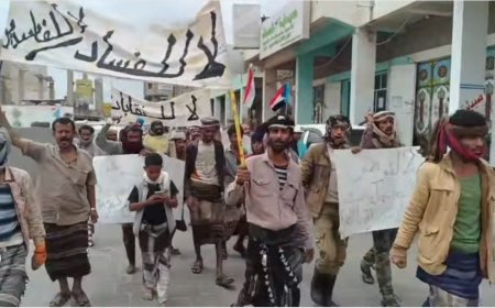 صور..احتجاجات لسائقي الأجرة في يافع لبعوس: مطالب بمعالجات عاجلة لأزمة النقل