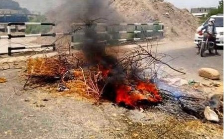 احتجاجات في جعار بسبب انقطاع الخدمات وتأخر الرواتب...