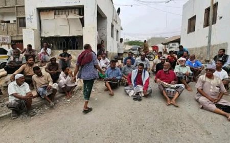 عُقّال حي الضيافة بالمكلا يفترشون الأرض أمام مؤسسة المياه.....