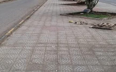 حفر عميقة تهدد سلامة المارة والمركبات في شارع رئيسي بالمنصورة – عدن(صور)