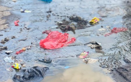 عدن..طفح المجاري ومناهل مكشوفة تهدد حياة طلاب المدارس في التواهي