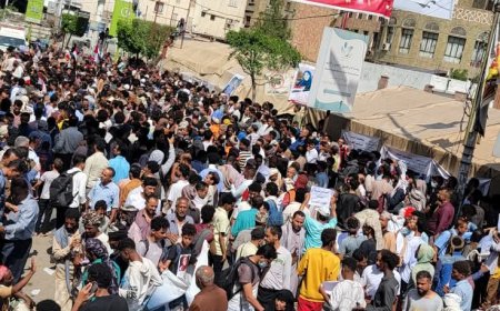 عاجل..تعز — الآلاف يتظاهرون أمام مبنى المحافظة للمطالبة بالقبض على قتلة افتهان المشهري وإقالة من يحمونهم