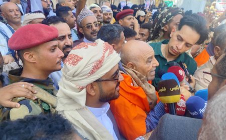 عاجل: أول ظهور لوالد الشهيدة افتهان المشهري ويطالب بتنفيذ هذه الخطوة من وسط شارع جمال بتعز(صورة أولية)