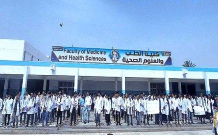 طلاب طب عدن يحتجون على تفاوت الرسوم الدراسية...