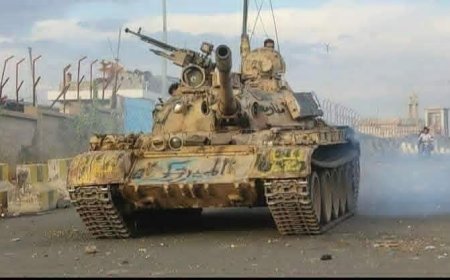 بعد منعه من قتل جريح.. قائد كتيبة في تعز يوجّه دبابة نحو مستشفى الثورة