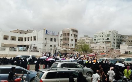 عاجل: معلمو المكلا ينظمون وقفة سلمية أمام مركز شرطة الديس للمطالبة بالإفراج عن رئيس النقابة(صورة أولية)