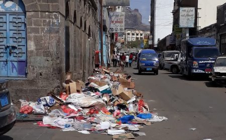 مشهد مقزز في شارع أبّان بعدن.. ناشطون يحمّلون السلطات المحلية المسؤولية