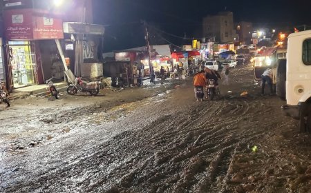 الأمطار تغرق سوق المركز في تعز وتعيق الحركة على الخط الرئيس(صورة)