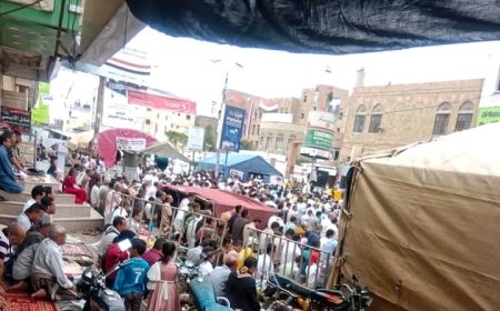 خطيب الجمعة بساحة الاعتصام بتعز يطالب برحيل السلطة المحلية والقيادات العسكرية والأمنية...