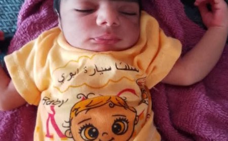 العثور على رضيع حديث الولادة مرمياً بجوار الطريق في الحديدة(صورة)