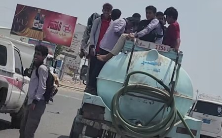 وسط تساؤلات أين باصات الإمارات:طلاب في عدن يتنقلون على متن وايت مياه