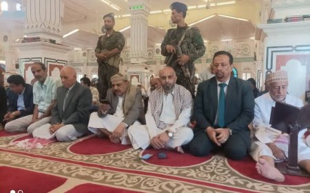 عاجل: اول صورة لوالد الشهيدة افتهان المشهري من داخل جامع السعيد بتعز استعدادا  لتشييع جثمانها