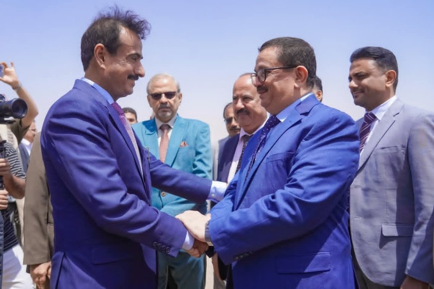 محافظ شبوة يرحب بتدشين رحلات الخطوط الجوية اليمنية إلى عتق ويؤكد على تعزيز التنمية الاقتصادية