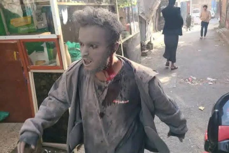 صورة مؤثرة: إنقاذ مواطن من تحت أنقاض غارة إسرائيلية في صنعاء