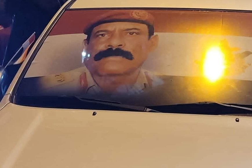 صورة اللواء ثابت جواس تشعل حماس الجماهير في تعز