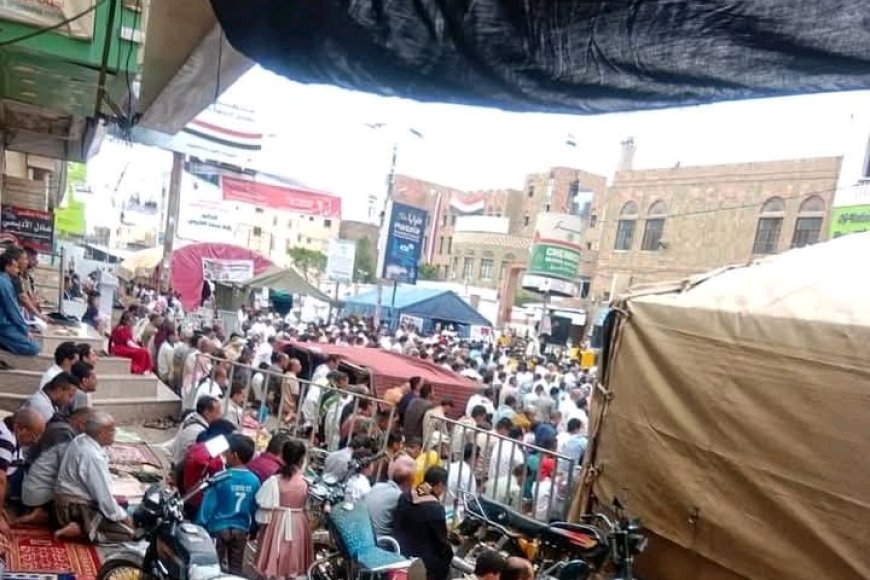 مطالبات شعبية برحيل السلطة المحلية في تعز خلال اعتصام حاشد
