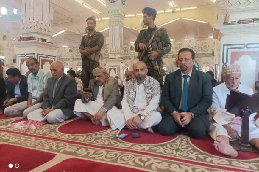 والد الشهيدة افتهان المشهري في جامع السعيد بتعز استعداداً لجنازتها