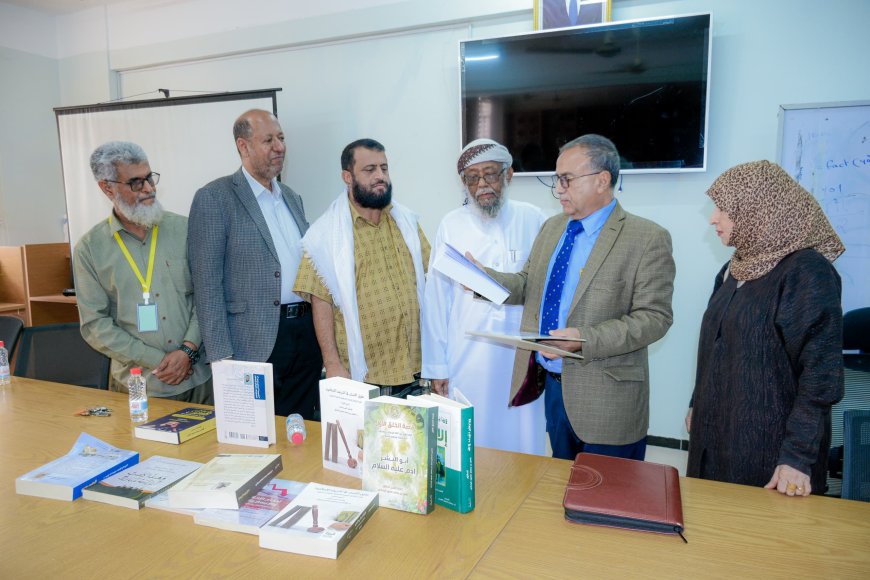 جامعة عدن تكرم الدكتور فضل اليماني وتمنحه شهادة تقديرية