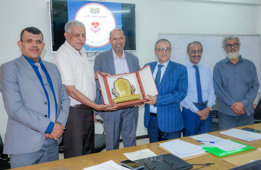 تقديرًا لدعمهم المستمر،، المجلس الطبي يكرم رئيس جامعة عدن وعمداء الكليات الطبية 
