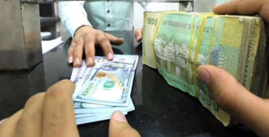 "محلل اقتصادي: الريال اليمني مطلوب بقوة.. والبنك المركزي يكسر مضاربات الصرافة"