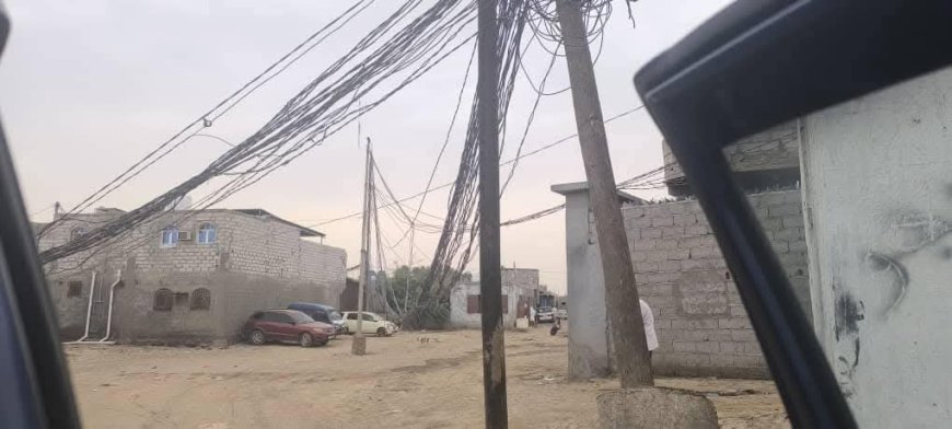 خطر يهدد الأهالي.. أسلاك كهربائية متهالكة تلامس الأرض في منطقة الحسوة بعدن(صور)