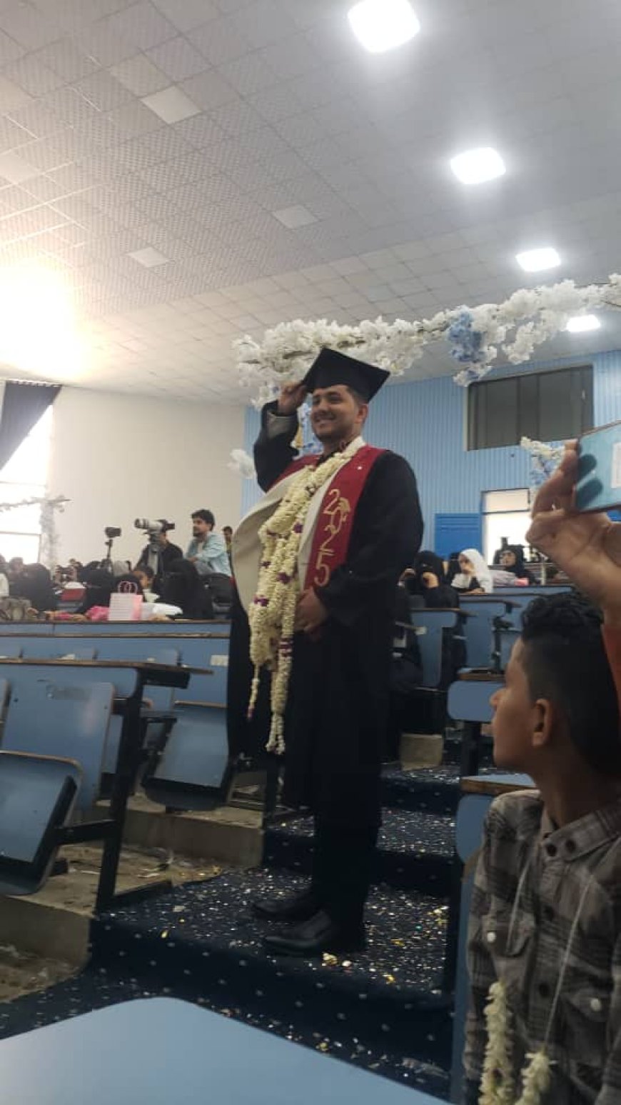 تكريم الطالب علي محمد عبدالله سعيد المعمري في حفل تخرج كلية العلوم الإدارية بجامعة تعز