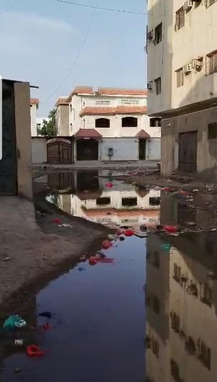 عدن..مناشدة عاجلة لإنقاذ أهالي مشروع عبدالله غانم من كارثة طفح المجاري